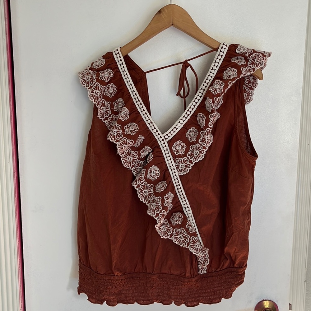 Sleeveless floral detail terracotta colored top XL-1X